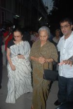 Asha Parekh, Waheeda Rehman at Dev Anand_s prayer meet in Mehboob on 16th Dec 2011 (52).JPG